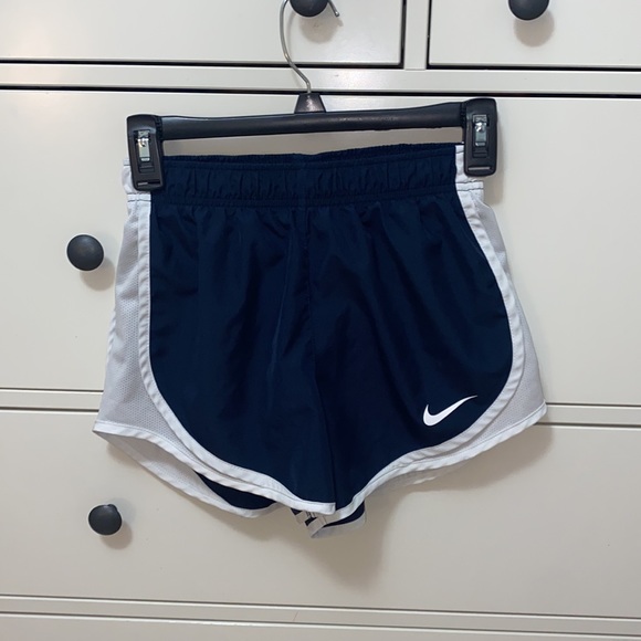 nike bundle: 3 tanks, 2 shorts - Picture 8 of 11